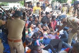 सहायक अध्यापक भर्ती  मामले में अभ्यर्थियों ने किया विधानभवन के बाहर प्रदर्शन,बेकाबू प्रदर्शनकारियों पर पुलिस ने किया लाठीचार्ज