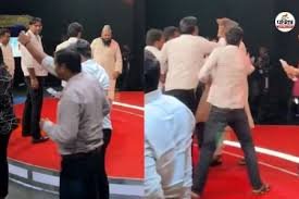 डिंपल यादव पर मौलाना साजिद रशीदी की अभद्र टिप्पणी ,सपा कार्यकर्ता ने मौलाना को जड़ा थप्पड़