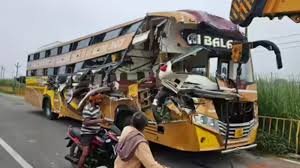 जौनपुर में पर्यटक बस और ट्रक की टक्कर, चार की मौत