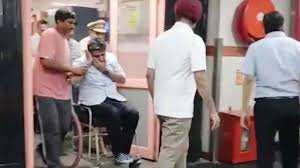 एक थप्पड़ के जवाब में इतने हमले?