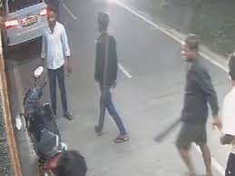 जानकीपुरम में छात्रों के बीच मारपीट और पथराव: तीन कारों में तोड़फोड़