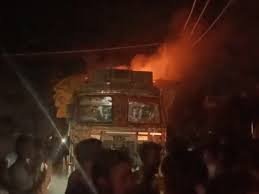 गाजियाबाद: बकरीद से पहले गोश्त के ट्रक में आगजनी, हिंदू संगठन पर आरोप