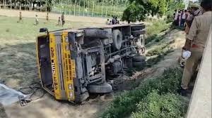 लखनऊ में सीतापुर रोड पर स्कूल बस हादसा, 10 वर्षीय छात्र की मौत