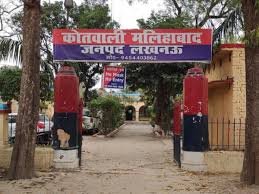 रेलवे ट्रैक पर चोरी का गेट रखने वाले तीन गिरफ्ता