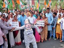 पेट्रोल व डीज़ल के बढ़ते दामों के विरुद्ध कांग्रेस ने किया हज़रतगंज में जमकर प्रदर्शन