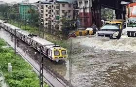 मुंबई में मूसलाधार बारिश ने रोकी शहर की रफ्तार
