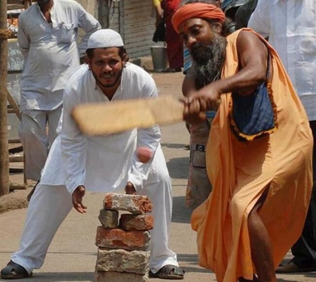 मिल के होती थी कभी ईद भी दीवाली भी | अब ये हालत है डर डर के गले मिलते हैं