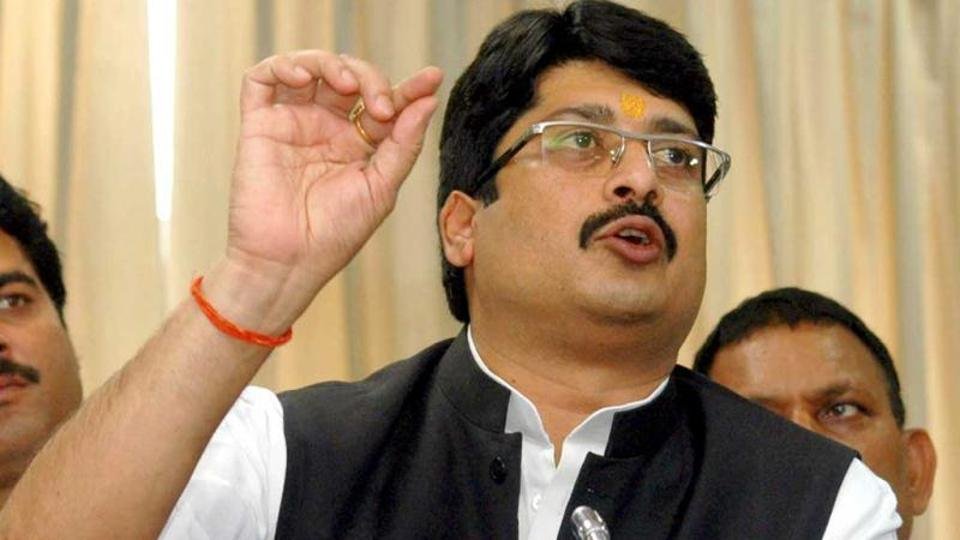 राजा भैया की बढ़ सकती हैं मुश्किलें, सरकार बताए ,रघुराज प्रताप पर से मुकदमे क्यों वापस लिए गए?
