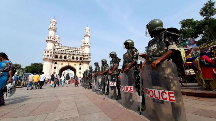 नमाज़ियों ने किया पुलिस पर हमला ,पुलिस ने 23  नमाज़ियों को लिया हिरासत में