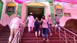 संभल में प्रशासन के तुगलकी फरमान पर हुआ जुमे की नमाज का आयोजन