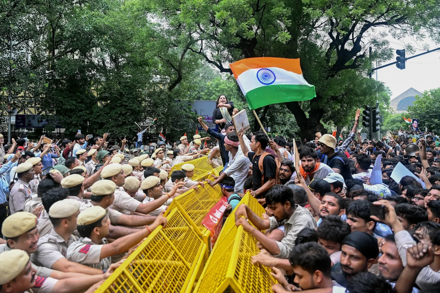 कॉकरोच जनता पार्टी के पीछे कौन-सा राजनीतिक गणित है? क्या कांग्रेस के बढ़ते जनाधार को कम करने की तैयारी है?