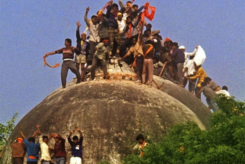 बाबर के नाम से रायबरेली में बनवाई जाए बाबरी मस्जिद : कवि मुनव्वर राणा