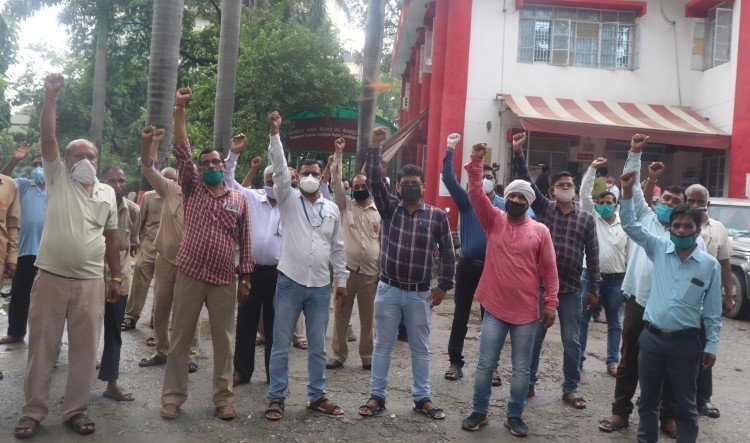 केंद्र सरकार की नीति के विरुद्ध डाक विभाग कर्मचारियों ने किया प्रदर्शन