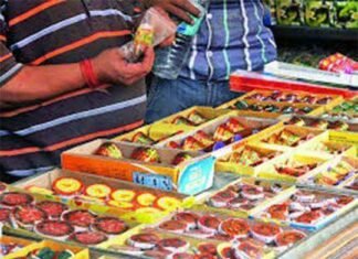पटाखा कारोबारियों का छलका दर्द,मिले डिप्टी सीएम और कानून मंत्री से